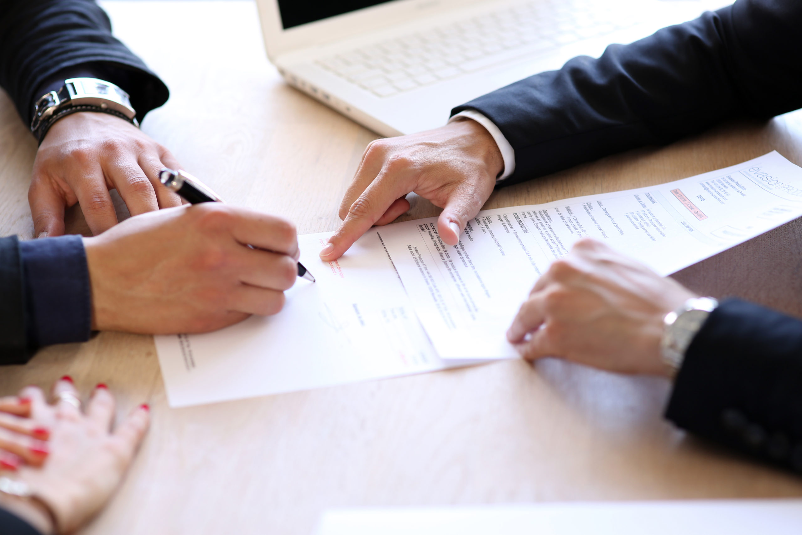 Signature d’un contrat de vente par un jeune couple