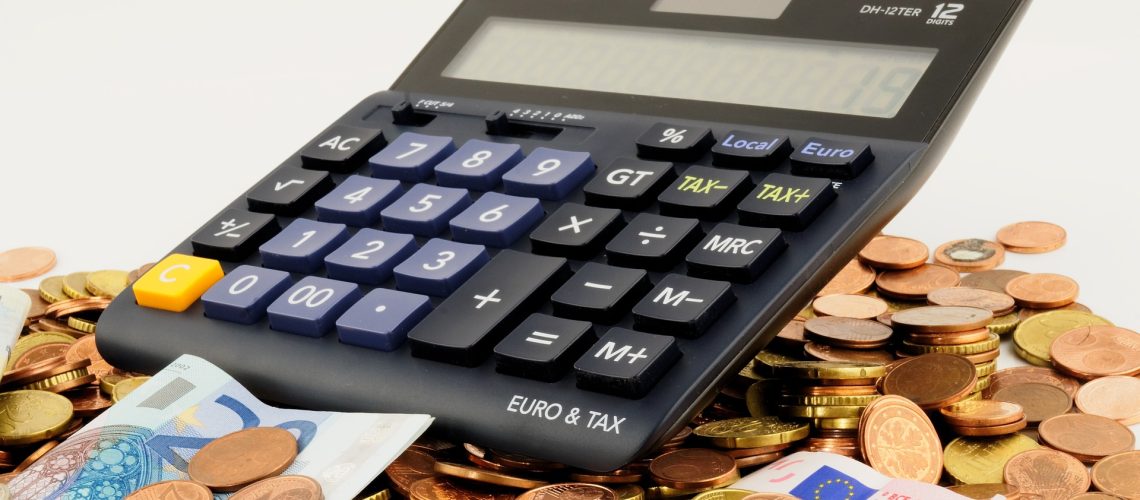 Calculatrice et pièces de monnaie